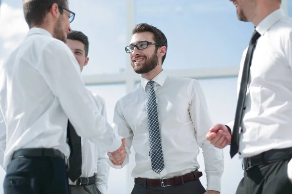 Uomini d'affari stringere la mano mentre in piedi in ufficio — Foto Stock