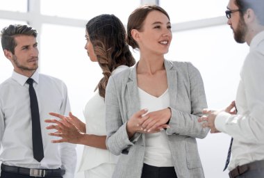 ofiste genç işçilerin konuşma