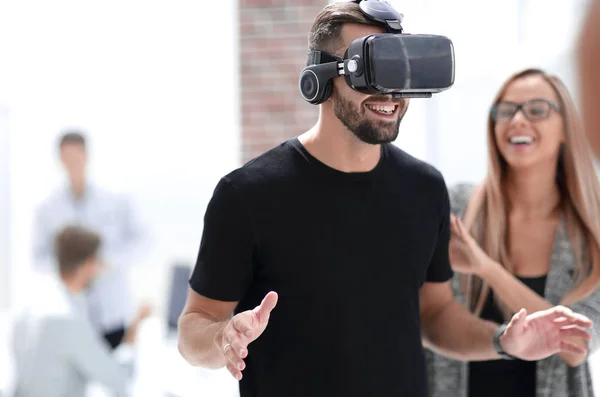 Digitaal scherm met jongeren met een vr headset — Stockfoto