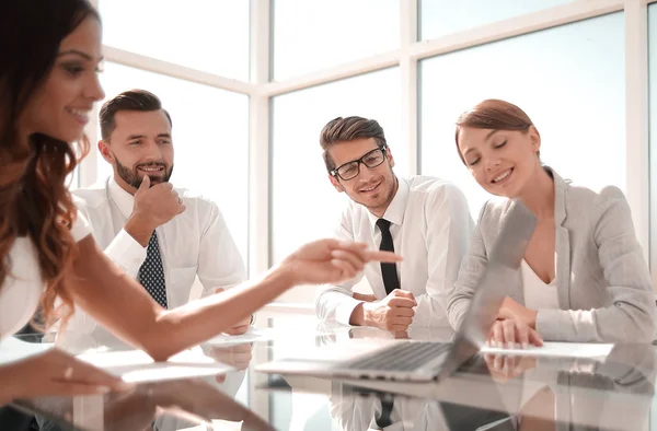 Smiling business team at the Desk. — Fotografie, imagine de stoc