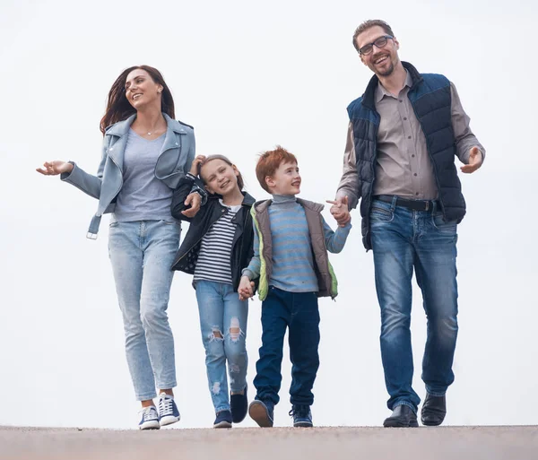 Gelukkige familie plezier samen wandelen. — Stockfoto