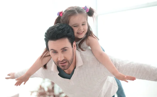 Happy father playing with daughter in the bright living room — Stock Photo, Image