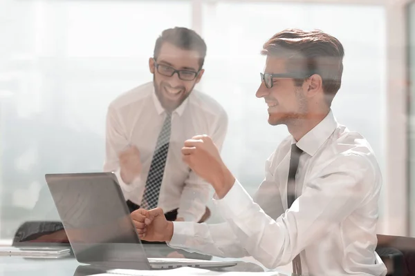 happy employees, happy about the good news online