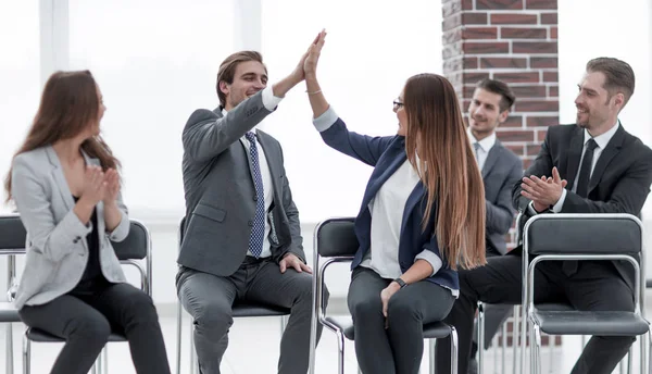 Geschäftsleute grüßen sich — Stockfoto