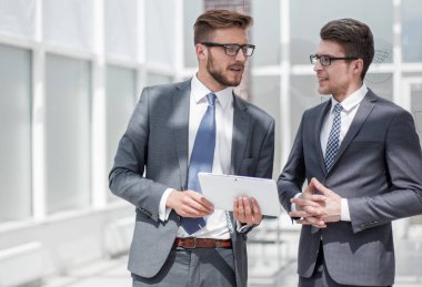 Ofiste duran iki çalışan.