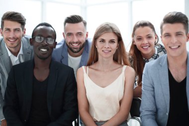 Sunum sırasında konferans salonunda iş arkadaşları