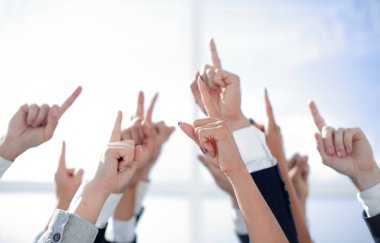 alanın bir kopyasını işaret eden genç girişimciler grubu