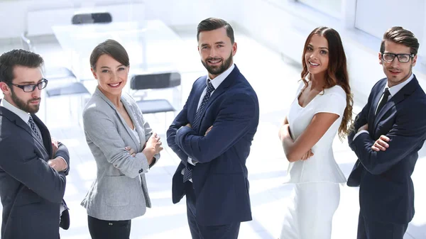 Vue latérale. des gens d'affaires prospères debout ensemble — Photo