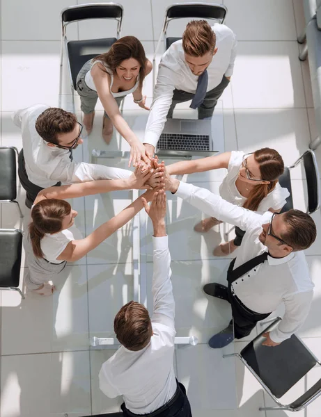 Top view.employees de la empresa mostrando su unidad — Foto de Stock