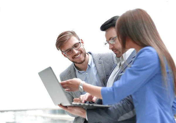 De près. employés discutant de questions de travail — Photo