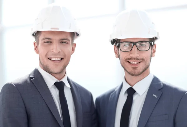 Dois construtores estão a olhar para a câmara. conceito de construção — Fotografia de Stock