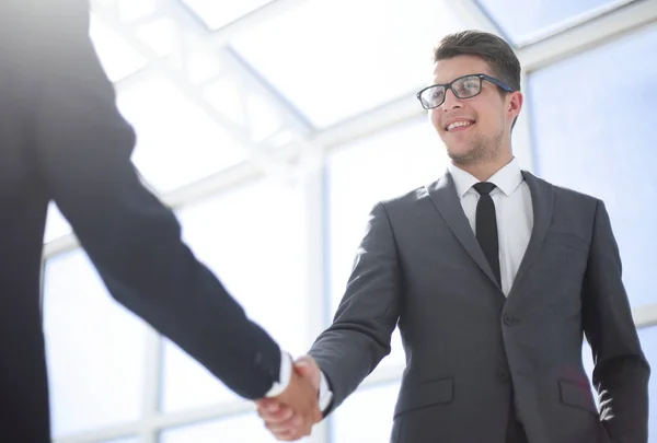 Handshake obchodních partnerů .bottom zobrazení — Stock fotografie