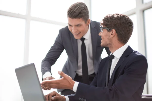 Colegas sonrientes mirando la pantalla del ordenador portátil — Foto de Stock