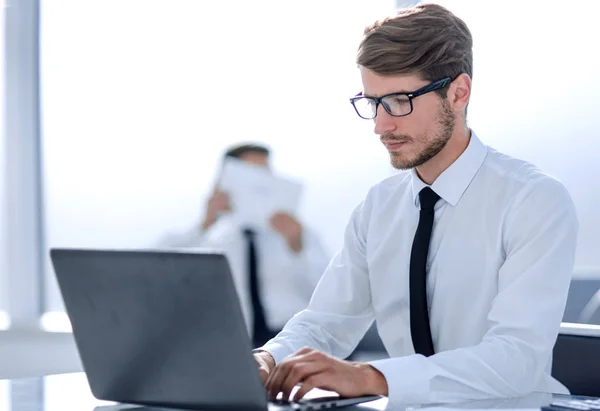 Succès jeune homme d'affaires tapant sur ordinateur portable sur le lieu de travail — Photo