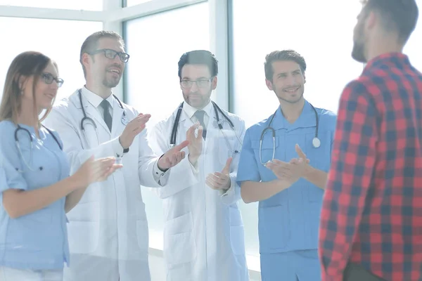 Grupo de médicos felicitando al paciente por su recuperación — Foto de Stock