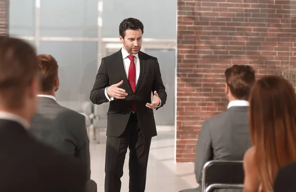 Empresario lleva a cabo una reunión informativa para el equipo de negocios — Foto de Stock