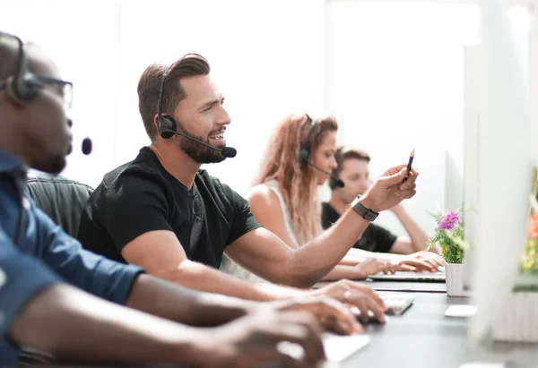 Anställda i businesscentret på arbetsplatsen — Stockfoto