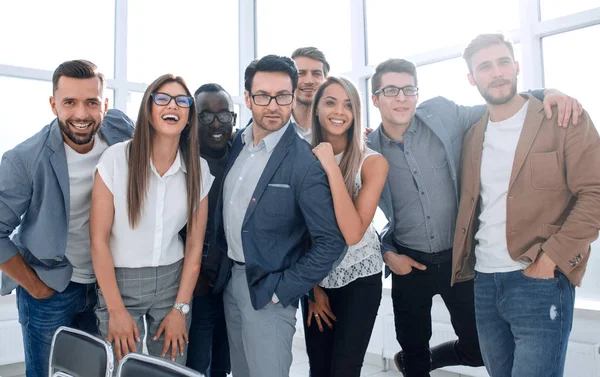 雄心勃勃的商业团队站在一个现代化的办公室 — 图库照片