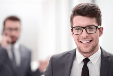 up.Smiling genç işadamı office arka planda kapatın