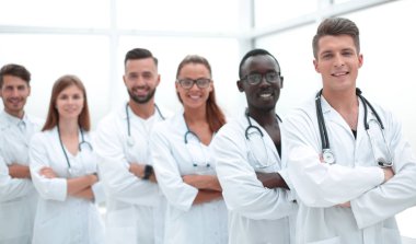 genç doktor kameraya bakıyor