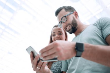 Mutlu çift kredi kartı ve smartphone ile online alışveriş