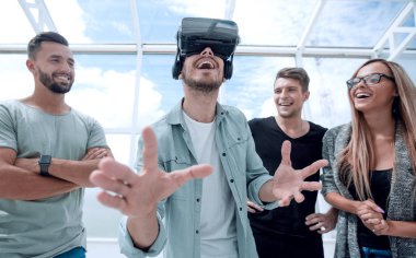 Yeni teknolojileri test ediyorum. Vr kulaklık lı çekici genç kadın gesturing ve gülümseyerek