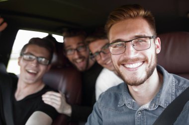 Dört arkadaş arabada seyahat ediyor.