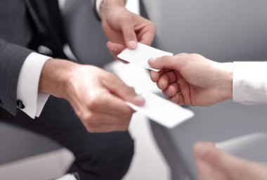 Kapa çeneni. İş adamları kartvizit alışverişi yapıyor.