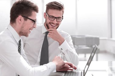 Ofiste bir dizüstü bilgisayar ile çalışma up.employees kapatın