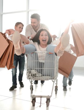 neşeli aile bir hipermarket alışveriş gidiyor
