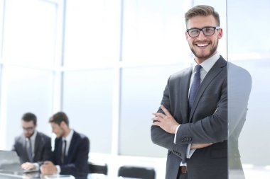 bulanık office arka plan üzerinde gülümseyen iş adamı