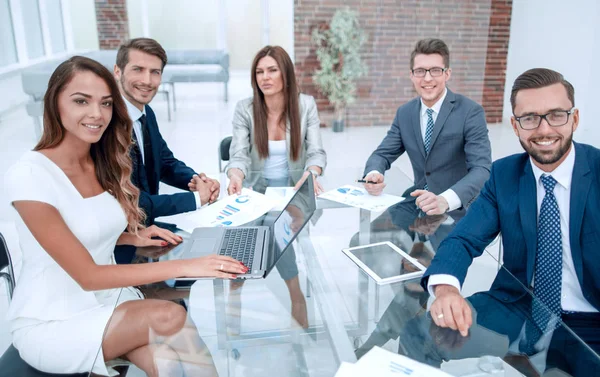 Succesvolle business team achter het Bureau Des — Stockfoto