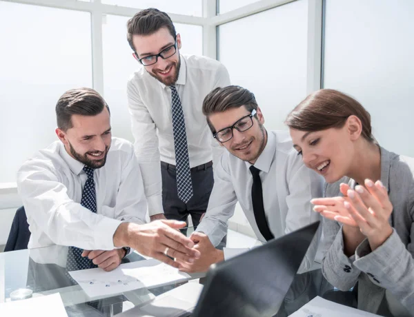 Baas wijzend op het scherm van de laptop tijdens de bijeenkomst — Stockfoto