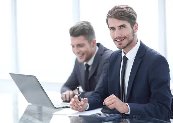 Bilden av två unga affärsmän använder laptop vid möte — Stockfoto