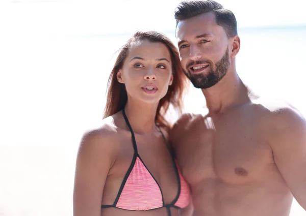 Pareja joven de vacaciones en la playa . — Foto de Stock