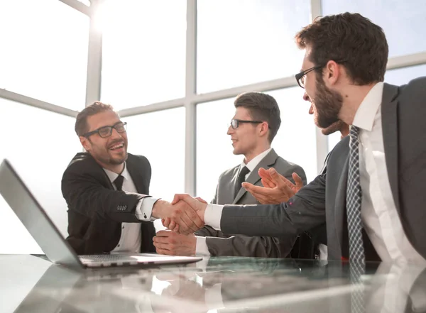 Bem-vindo handshake parceiros de negócios no escritório — Fotografia de Stock