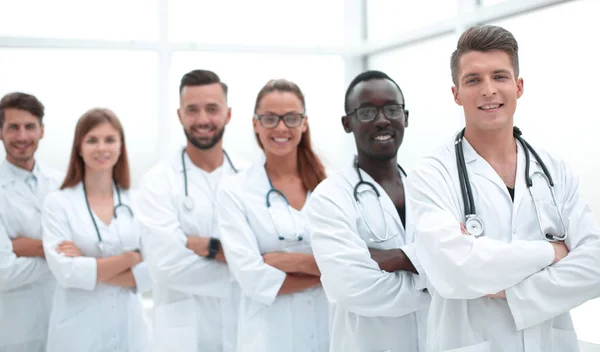 Jóvenes médicos mirando a la cámara — Foto de Stock