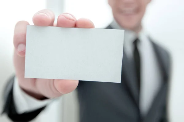 Empresário mostrando um cartão de visita em branco — Fotografia de Stock