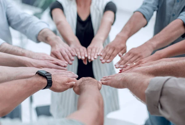 Cerrar equipo de negocios up.young formando un círculo de manos — Foto de Stock