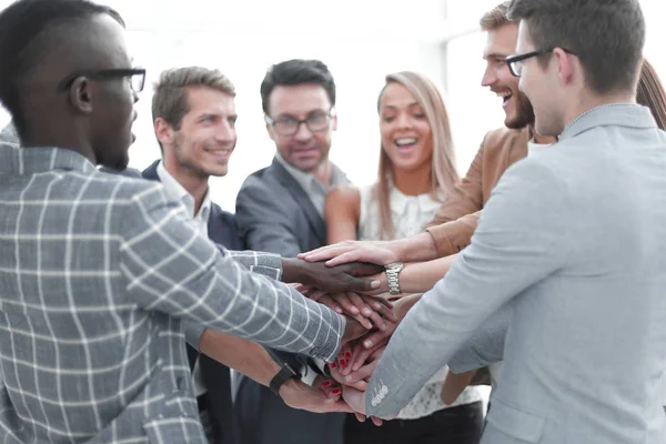 Equipo profesional de negocios muestra su unidad — Foto de Stock