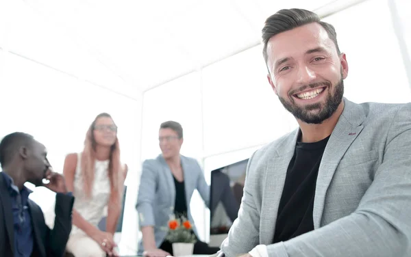 Hombre de negocios exitoso sentado en una oficina moderna —  Fotos de Stock