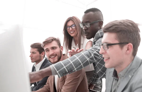 Business team bespreekt online nieuws — Stockfoto