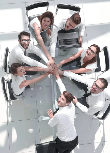 Widok z góry młodych biznesmenów, łącząc ręce — Zdjęcie stockowe