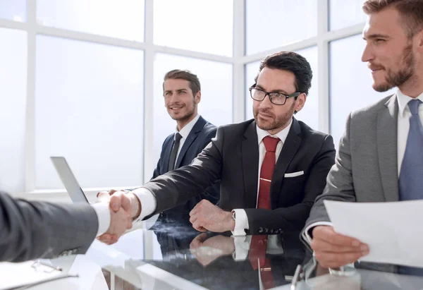 Рукопожатие бизнесменов на рабочей встрече — стоковое фото