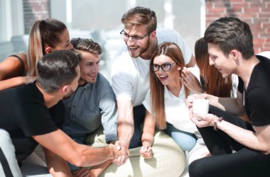 Bir grup genç tasarımcı yeni fikirleri tartışıyor..