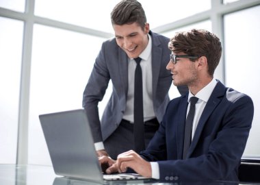 çalışanların ihtiyaçları olan bilgileri kontrol etmek için bir dizüstü bilgisayar kullanmak