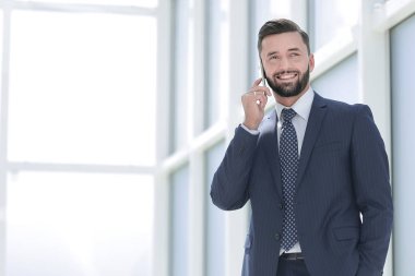 Kapat. Gülümseyen iş adamı telefonda konuşuyor.
