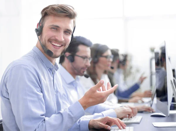 Centro de negócios empregado no local de trabalho no call center — Fotografia de Stock