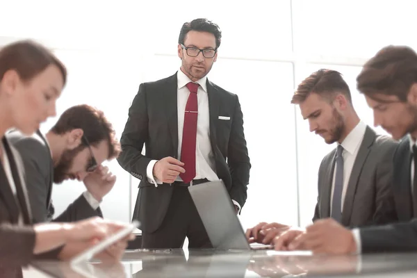 Equipe de negócios discutindo problemas em novo projeto . — Fotografia de Stock