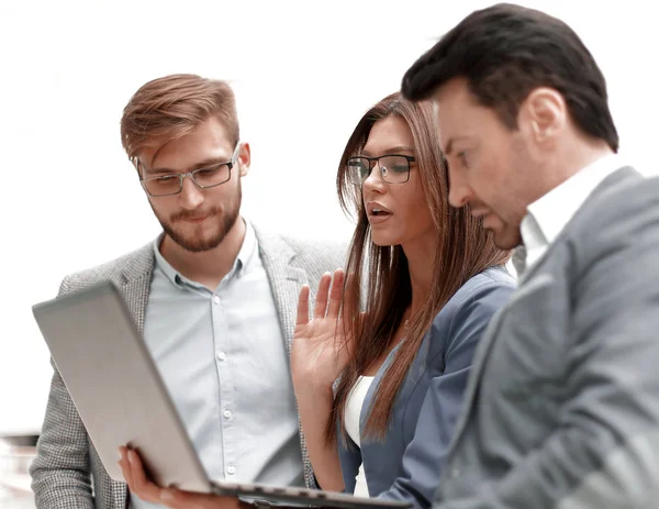 Close-up. attente business collega's kijken naar de laptop scherm — Stockfoto